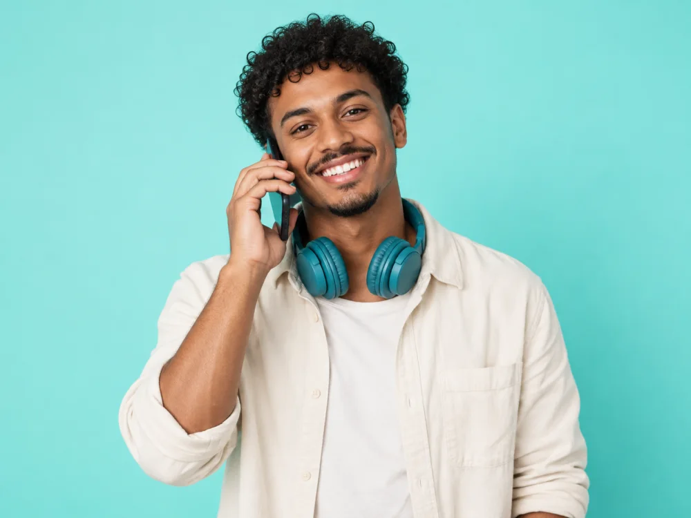 Homem sorrindo durante uma conversa ao celular
